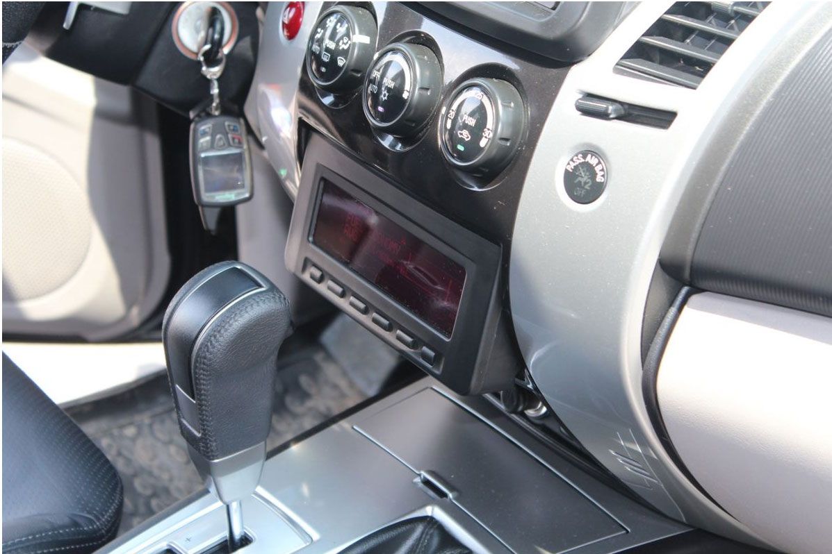 Mitsubishi L200 Kijelző megtartó keret (MI 017)